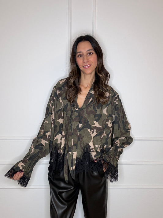 Blusa camouflage con pizzo