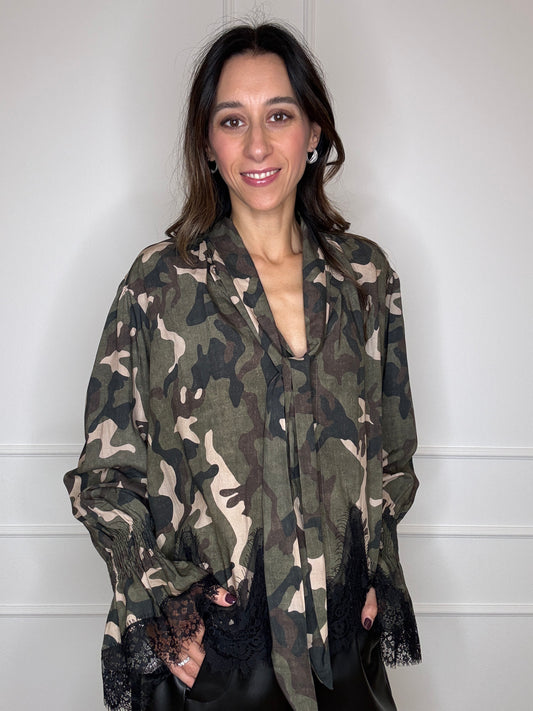 Blusa camouflage con pizzo
