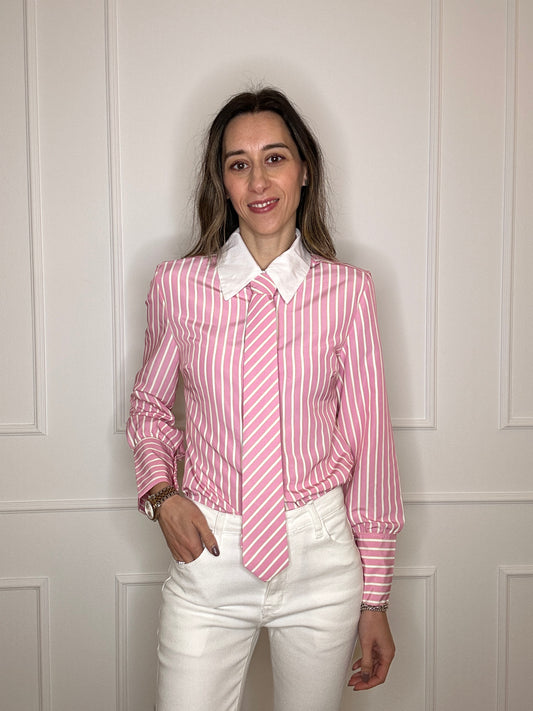 Camicia a righe con cravatta